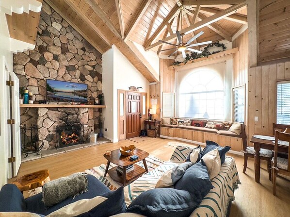 Smart TV, fireplace