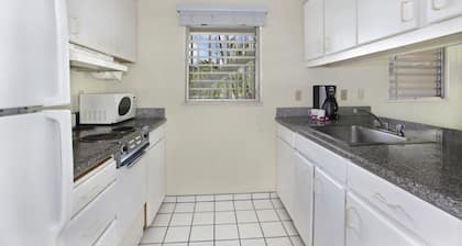 Plantation Hale Garden View 1 Bdm with AC, 3 Pools, 3 Hot Tubs!