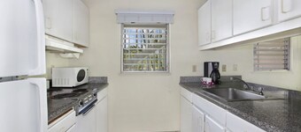 Plantation Hale Garden View 1 Bdm with AC, 3 Pools, 3 Hot Tubs!
