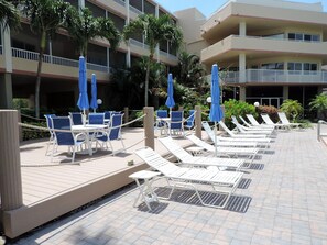 Outdoor dining - Beach Club 412: 1 Bedroom Condo w/private beach access (Marco Island)