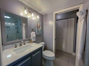 Douche, sĂšche-cheveux, serviettes fournies, savon