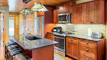 Lavavajillas, cafetera y tetera y utensilios de cocina