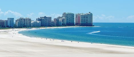 En la playa, camastros y toallas de playa