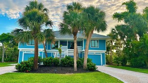Exterior - Love the beach, shelling, biking and birding? Get back to nature on Sanibel Island with this dog-friendly home. (Sanibel)
