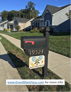 Property grounds - Spacious 5BR House, 2 pools & pickle ball, bike to beach, linen provided (Rehoboth Beach)
