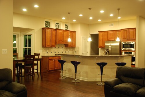 Spacious 5BR House, 2 pools, bike to beach, rec room, tennis & pickle