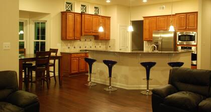 Spacious 5BR House, 2 pools, bike to beach, rec room, tennis & pickle