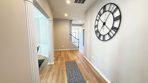 Interior - Spacious 5BR House, 2 pools & pickle ball, bike to beach, linen provided (Rehoboth Beach)