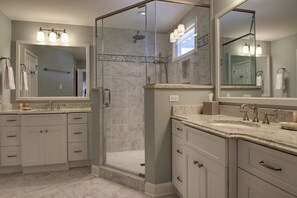 Combined shower/tub, hair dryer, towels