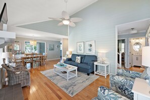 Smart TV, ping pong - 2min to Beach + Shared Pool + Screened Porch + Ping Pong | Minutes to Charleston (Isle Of Palms)