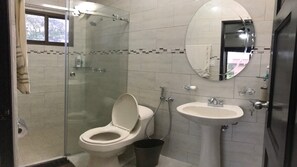 Ducha, secador de pelo, toallas, jabón