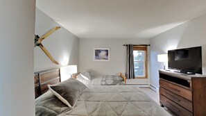 2 bedrooms, free WiFi, bed sheets - National forest, nature's embrace w/easy access by carport and elevator! (Silverthorne)