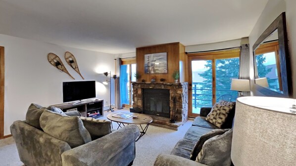 Smart TV, fireplace - National forest, nature's embrace w/easy access by carport and elevator! (Silverthorne)