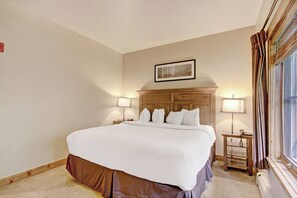 2 bedrooms, travel crib, bed sheets