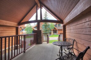 Terrace/patio - Rocky Mountain Luxury - Large Ski-in Winter Townhome 6ppl (Breckenridge)