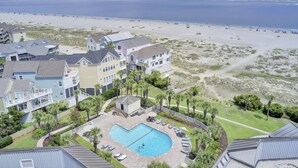 Ein Hotel am Strand mit Swimmingpool, direkten Zugang zum Strand und Meerblick.