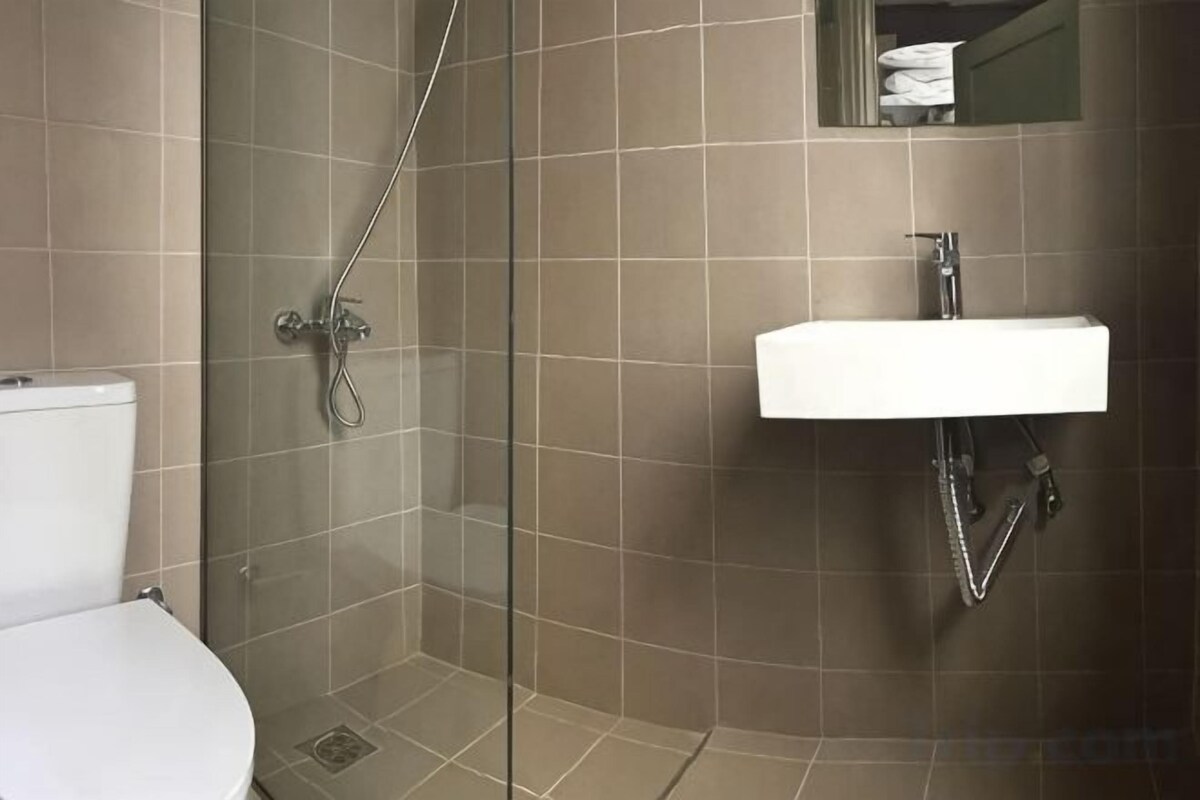 Shower, free toiletries