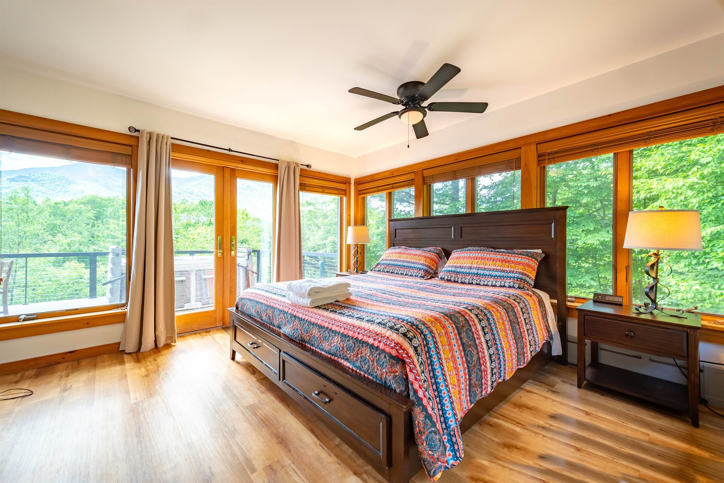 5 habitaciones, tabla de planchar con plancha y cuna de viaje 