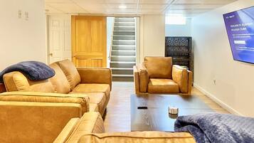 Älytelevisio, takka, pöytätennispöytä