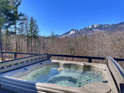 Algonquin Mountain Chalet: Lujo, Jacuzzi, Se admiten perros, 1. 4 millas de Whiteface, Vistas a la montaña, capacidad para 16 personas, sauna y chimenea