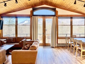 Smart TV, fireplace, ping pong