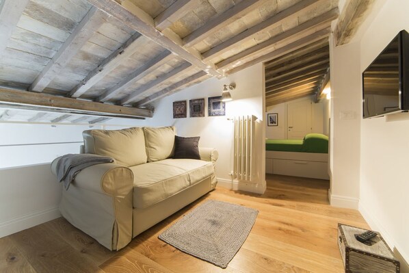 TV - Delightful apartment with mezzanine for 4 people, ideal for those who want to visit the city center (Firenze)