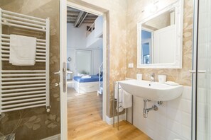 Een douche, een haardroger, een bidet, handdoeken