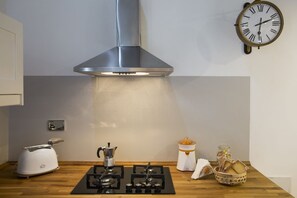 Een koelkast, een microgolfoven, een kookplaat, een vaatwasser