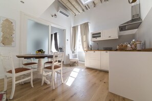 Dining - Delightful apartment with mezzanine for 4 people, ideal for those who want to visit the city center (Firenze)