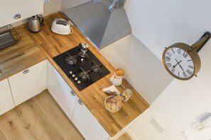 Een koelkast, een microgolfoven, een kookplaat, een vaatwasser