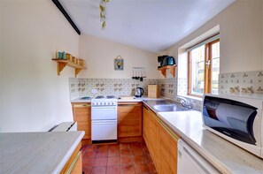 Refrigerador, microondas, horno y utensilios de cocina
