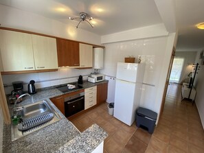 Een koelkast, een microgolfoven, een oven