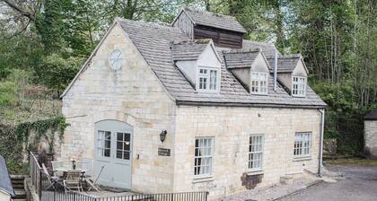 A sudeley castle cottage that sleeps 6 guests in 2 bedrooms