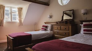 2 bedrooms, iron/ironing board, travel cot, free WiFi - A sudeley castle cottage that sleeps 6 guests  in 2 bedrooms (Winchcombe)