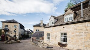 Exterior - A sudeley castle cottage that sleeps 6 guests  in 2 bedrooms (Winchcombe)