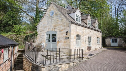 A sudeley castle cottage that sleeps 6 guests  in 2 bedrooms