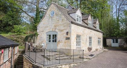 A sudeley castle cottage that sleeps 6 guests in 2 bedrooms