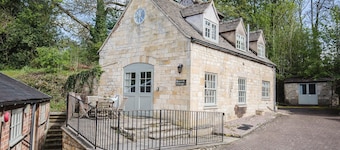 A sudeley castle cottage that sleeps 6 guests in 2 bedrooms
