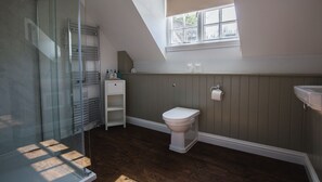 Combined shower/bathtub, rainfall showerhead, free toiletries - A sudeley castle cottage that sleeps 6 guests  in 2 bedrooms (Winchcombe)