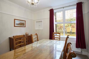 Maison, 4 chambres | Restauration dans la chambre