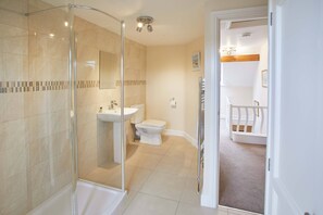 Casa, 4 habitaciones | Baño | Tina y regadera independientes y toallas