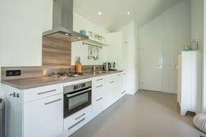 Réfrigérateur, four à micro-ondes, surface de cuisson, lave-vaisselle