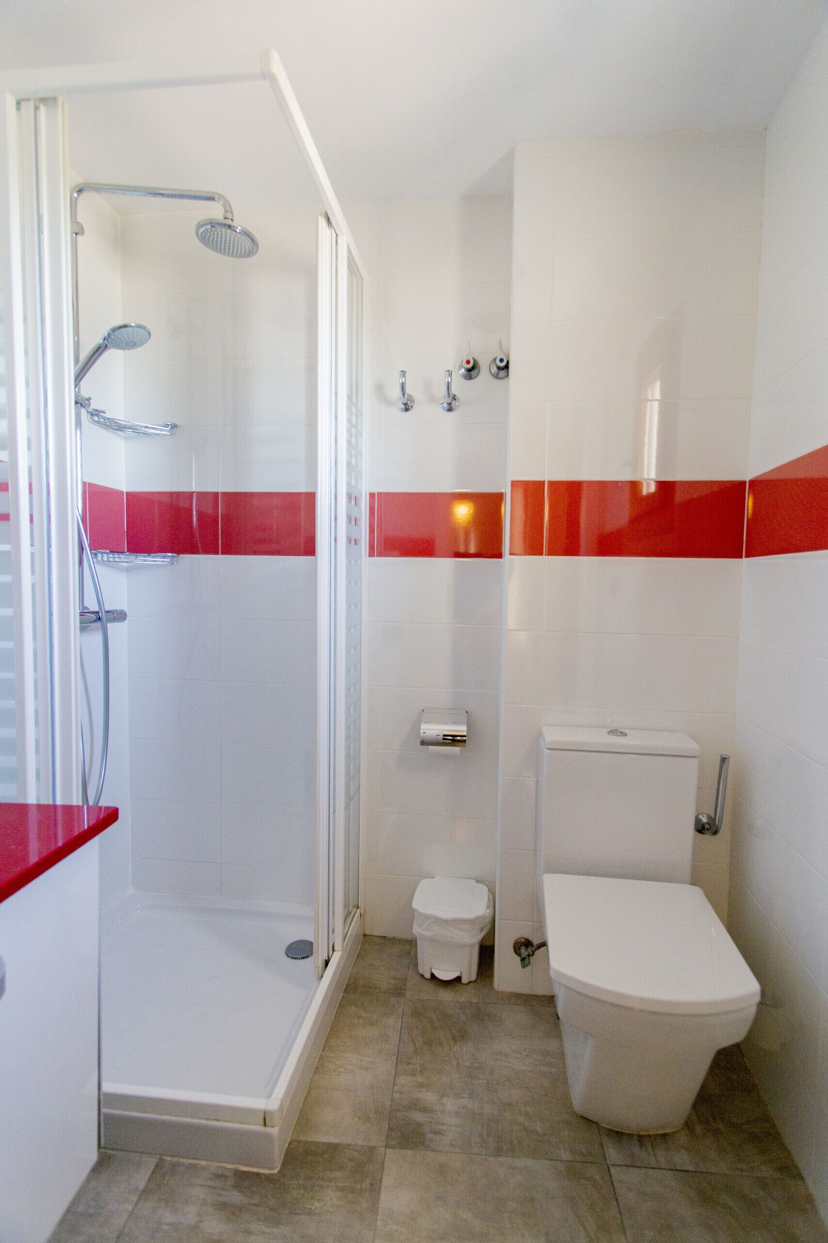 Dusj, hårføner og håndklær