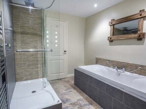 Ferienhaus, Nichtraucher | Badezimmer | Duschwanne, Komfortbadewanne, Handtücher