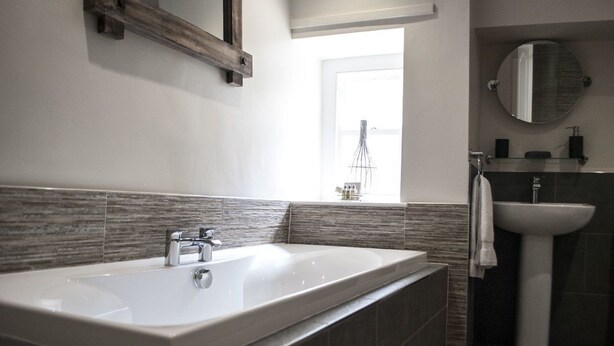 No. 2 The Bar | Bathroom | Combined shower/tub, deep soaking tub, towels - No. 2 The Bar (Richmond)