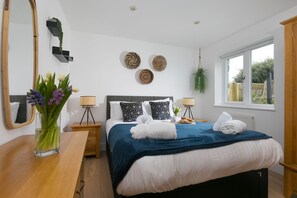 6 habitaciones, escritorio y tabla de planchar con plancha 