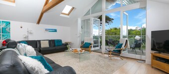 Tara - Architect Designed Six Bedroom Contemporary Detached House – Sleeps 12 - Parking for Two Cars