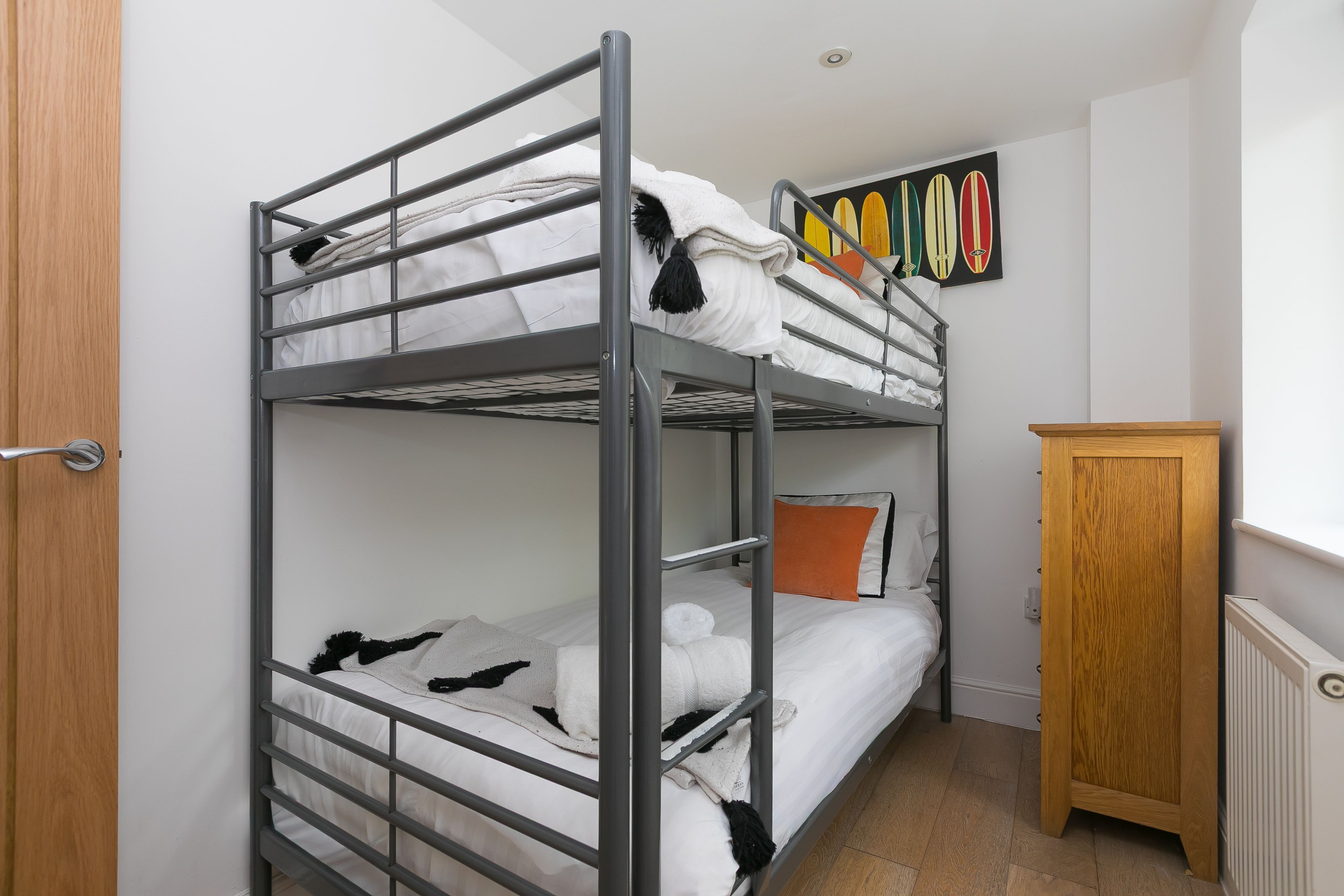 6 bedrooms, desk, iron/ironing board, WiFi