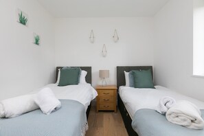6 bedrooms, desk, iron/ironing board, WiFi