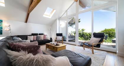 Tara - Architect Designed Six Bedroom Contemporary Detached House – Sleeps 12 - Parking for Two Cars